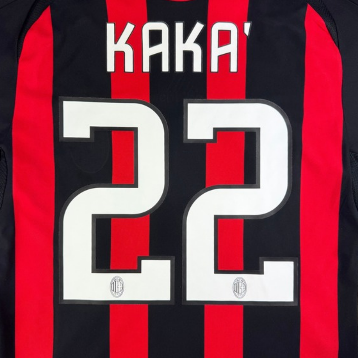 Detail bedrukking Kaká rugnummer 22 op 2008-09 AC Milan Thuis shirt