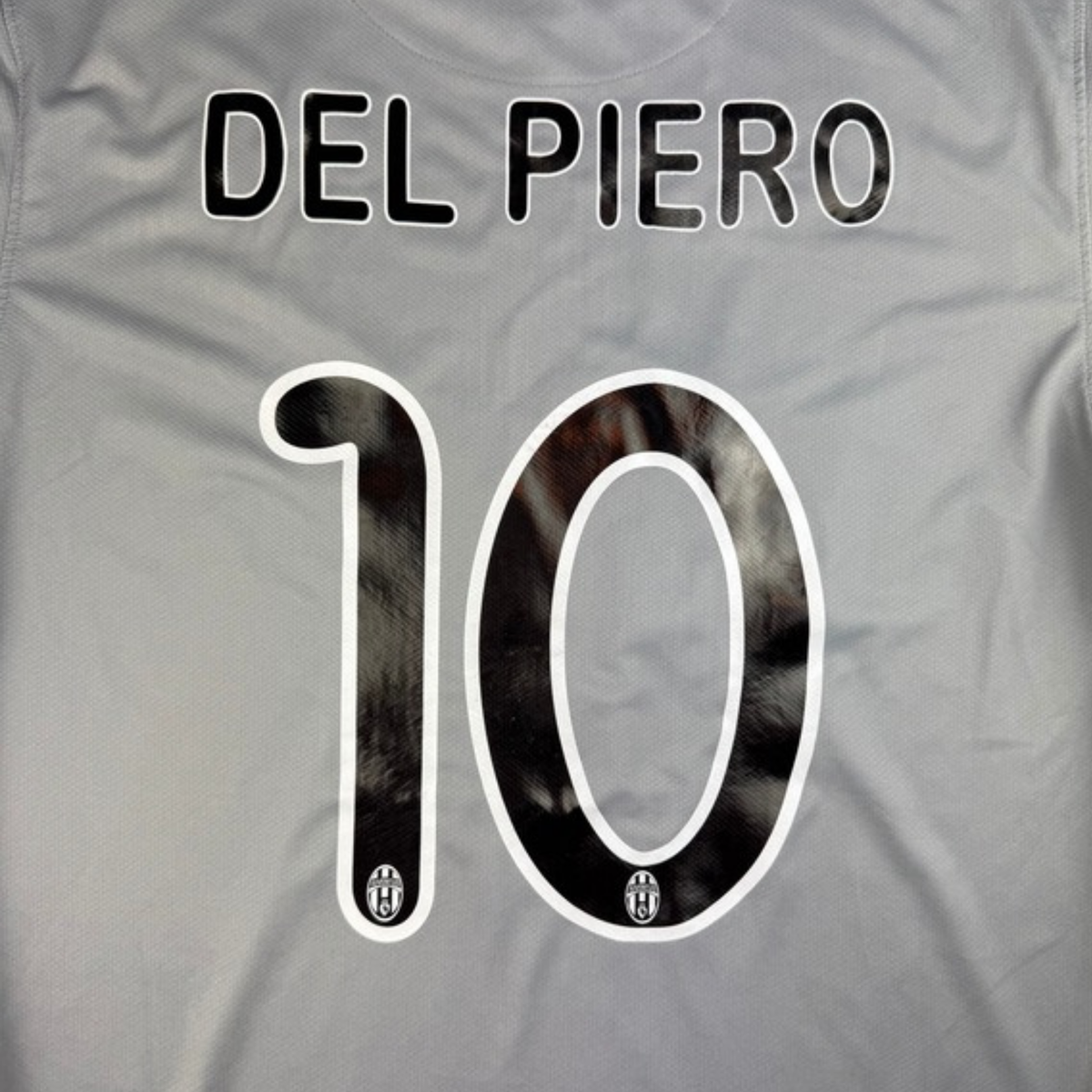 Detail bedrukking Del Piero rugnummer 10 op 2009-10 Juventus Uit shirt