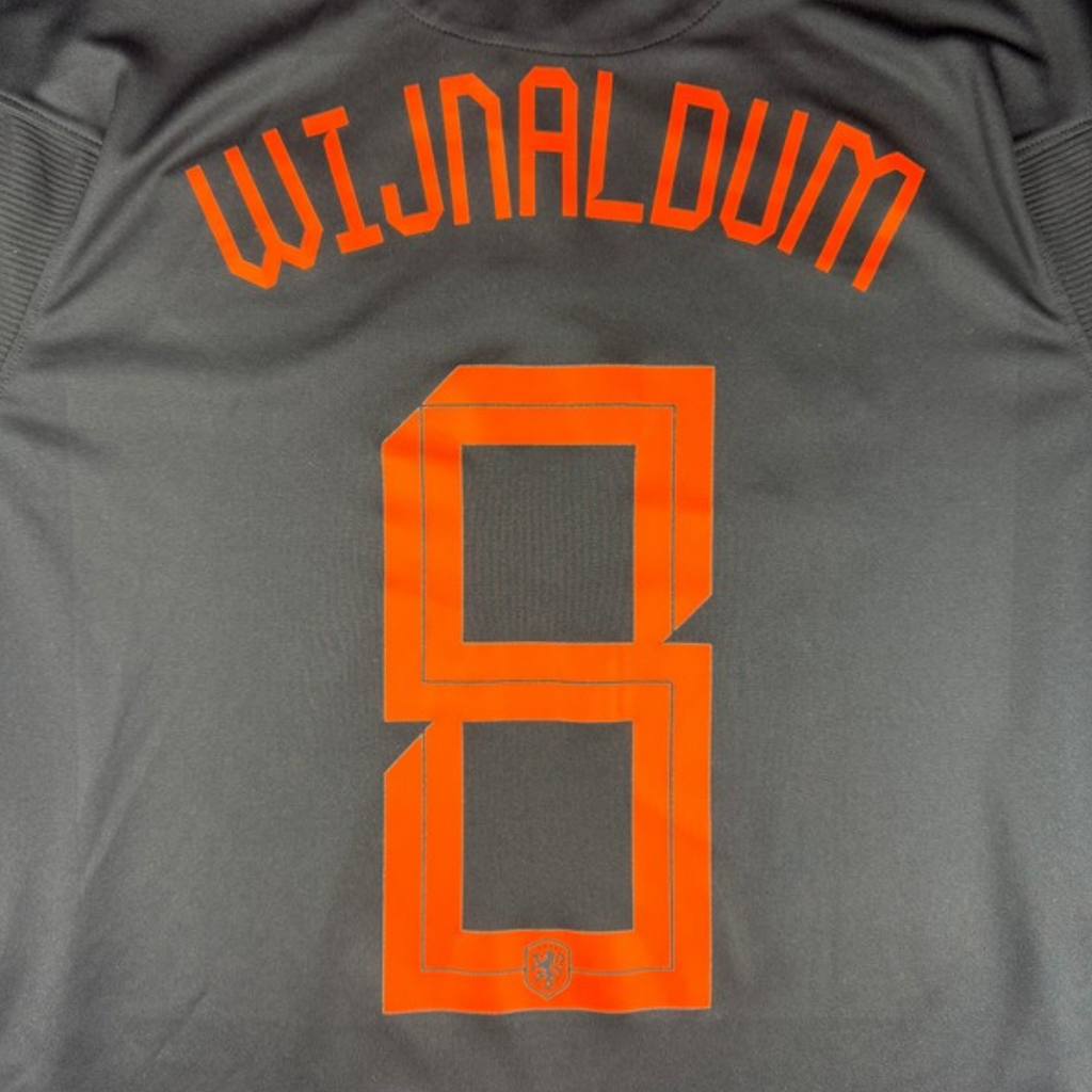 Detail bedrukking Wijnaldum rugnummer 8 op 2020 Nederland Uit shirt