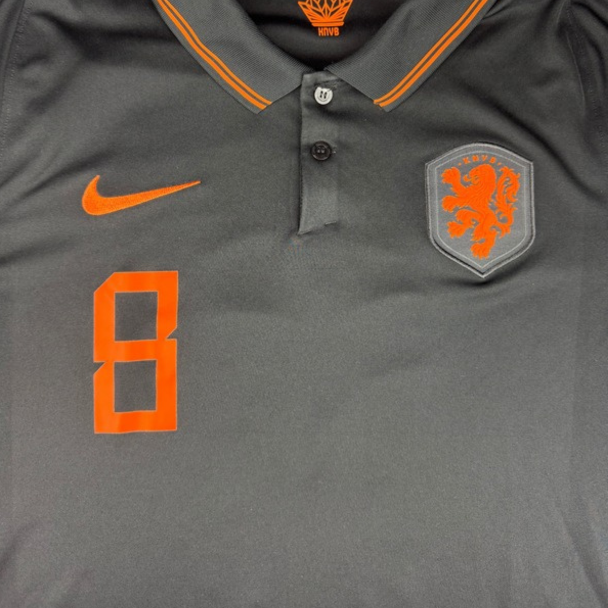 Detail voorkant 2020 Nederland Uit shirt met clublogo