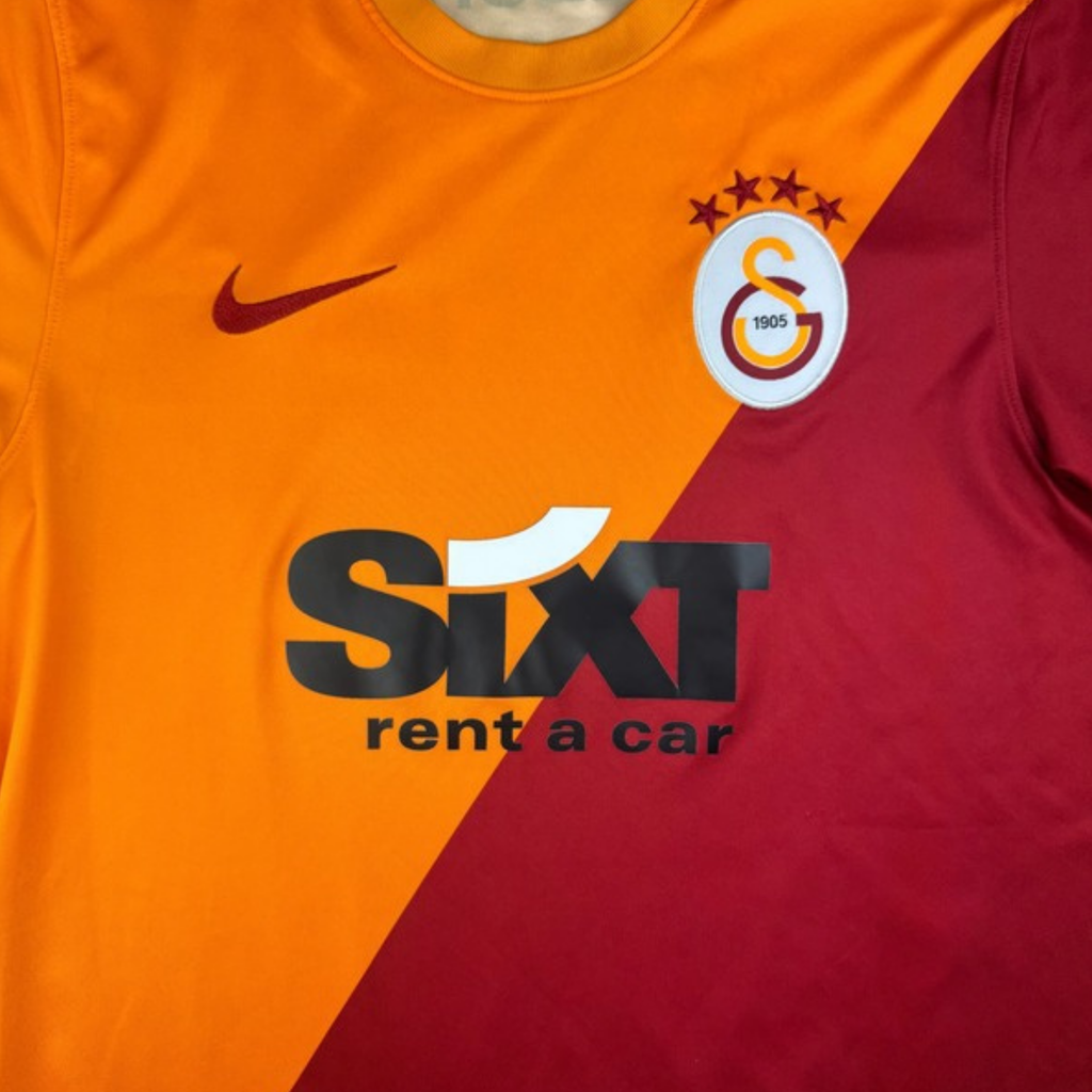 Detail voorkant 2021-22 Galatasaray Thuis shirt met clublogo