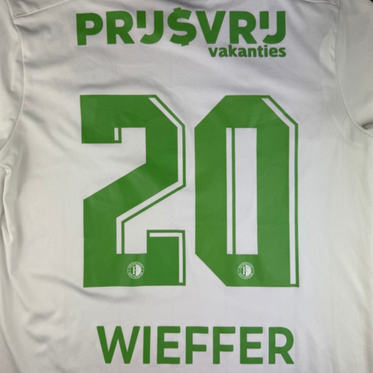 Detail bedrukking Wieffer rugnummer 20 op 2023-24 Feyenoord Derde shirt