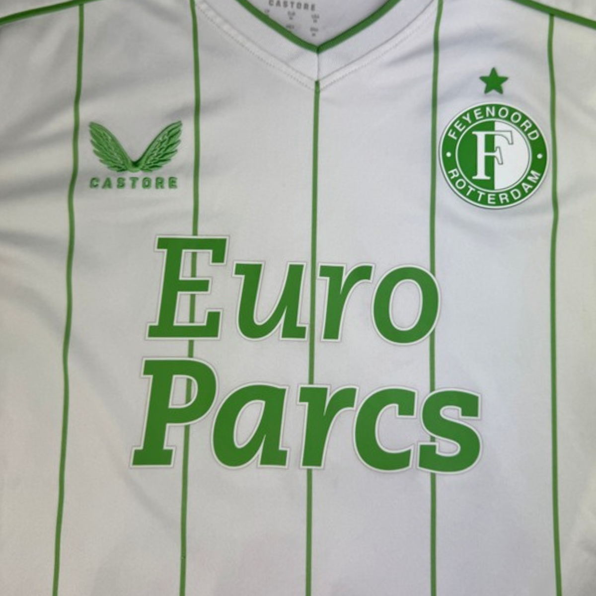 Detail voorkant 2023-24 Feyenoord Derde shirt met clublogo