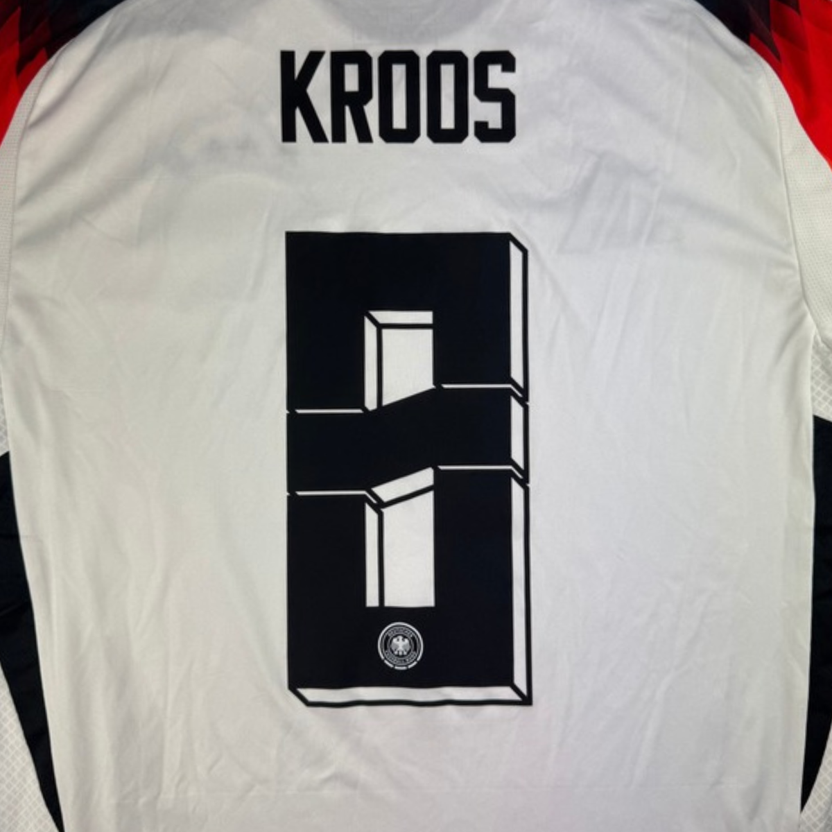 Detail bedrukking Kroos rugnummer 8 op 2024 Duitsland Thuis shirt