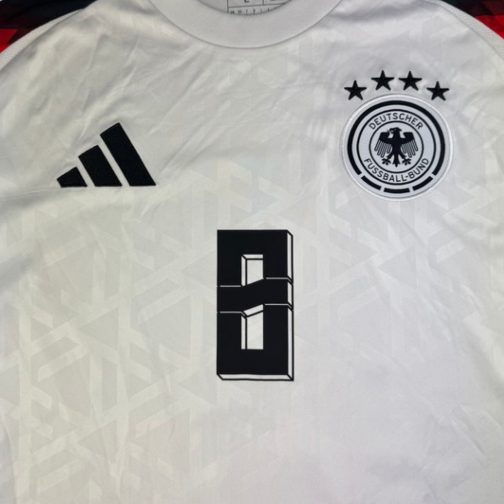 Detail voorkant 2024 Duitsland Thuis shirt met clublogo