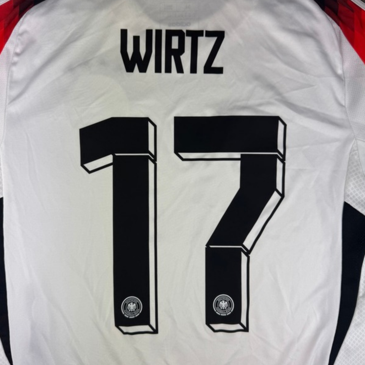 Detail bedrukking Wirtz rugnummer 17 op 2024 Duitsland Thuis shirt