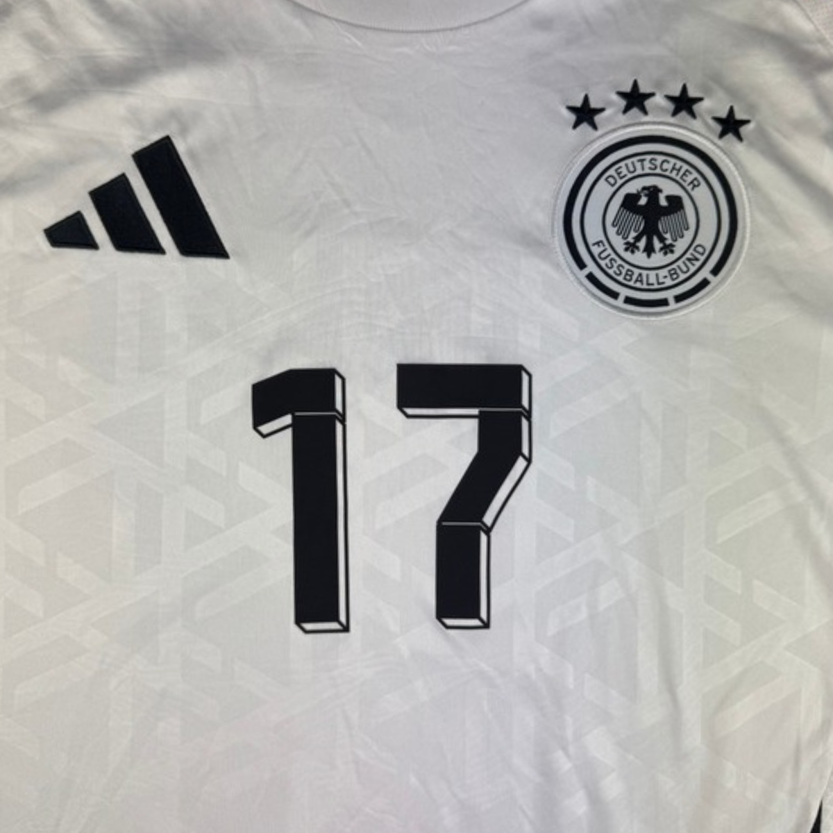 Detail voorkant 2024 Duitsland Thuis shirt met clublogo